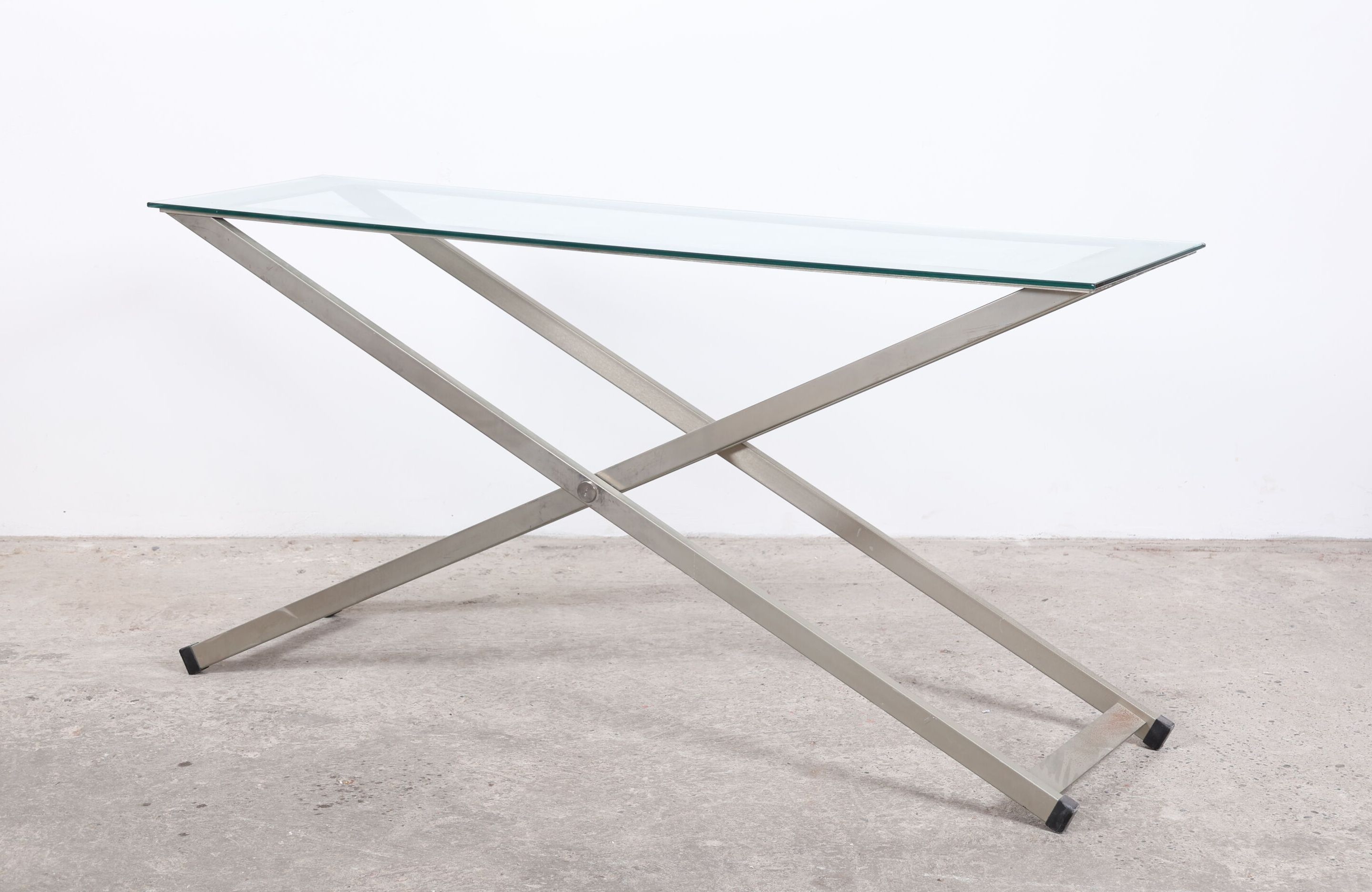 RALPH LAUREN HOME (?). Console en métal chromé, piètement en X et plateau de verre. H_75 cm L_150 cm P_45 cm, petites...