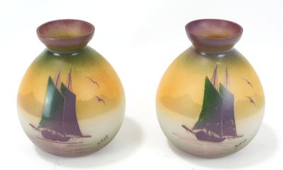 paire de vases sur lesquels sont peints des voiliers sur un fond blanc
