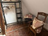 une petite pièce avec un lit et une chaise à l'intérieur