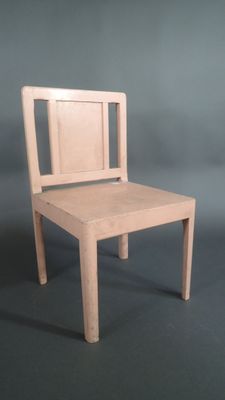 Chaise d'enfant en bois peint rose pâle reposant sur quatre …