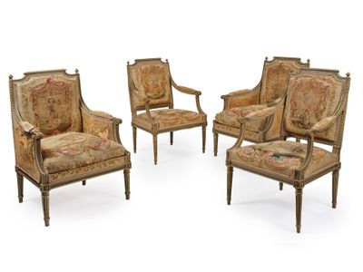 quatre chaises et une table dans une pièce sur fond blanc