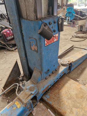 a machine that is sitting on a table in a garage