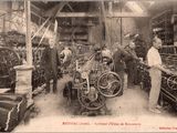 photo en noir et blanc montrant des hommes travaillant dans une usine avec des machines