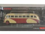 la boîte est ouverte pour montrer la maquette d'un bus