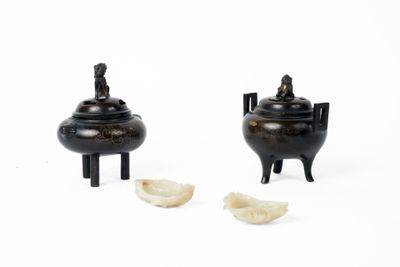 une paire de chaudrons chinois laqués de noir et une grappe de clous de girofle