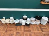 de nombreuses assiettes et bols alignés par terre