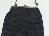 sac à main noir orné de perles, avec une bandoulière en chaîne et un fermoir