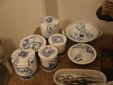de nombreuses assiettes et tasses bleues et blanches sur la table