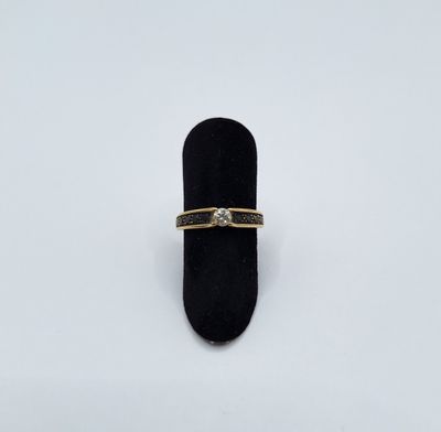 l'image d'une bague en or ornée d'un diamant