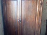 une armoire en bois surmontée d'un range-chaussures en bois