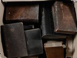 une boîte remplie de vieux livres posée sur une table