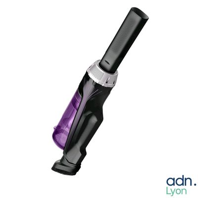 un gros plan d'un sèche-cheveux noir et violet sur fond blanc