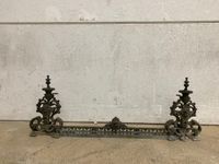 Devant de cheminée (ou barre de foyer) en bronze, composé de… (photo 2)