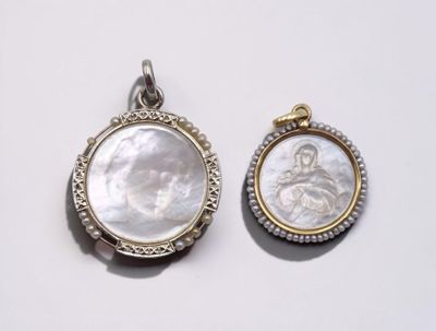 une paire de pendentifs en nacre et diamants