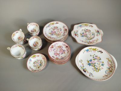 de nombreux types d'assiettes et de bols différents sur la table