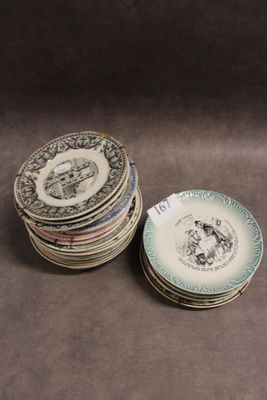 beaucoup d'assiettes empilées les unes sur les autres