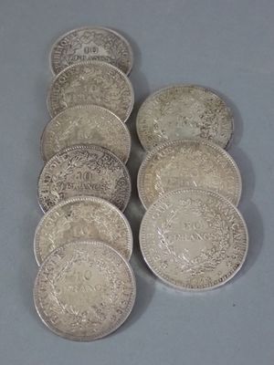 plusieurs pièces d'argent empilées les unes sur les autres sur une table