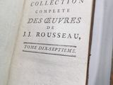 un vieux livre écrit posé sur une table