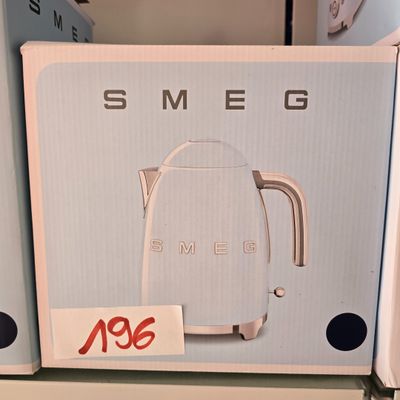 une boîte blanche sur laquelle est représentée une bouilloire