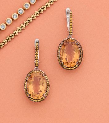 un gros plan sur une paire de boucles d'oreilles et un collier