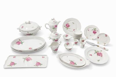 une table dressée avec des roses roses dessus