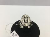 un gros plan d'une bague posée sur un présentoir noir