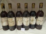 plusieurs bouteilles de vin sont alignées sur une table