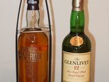 deux bouteilles de whisky posées l'une à côté de l'autre sur une table