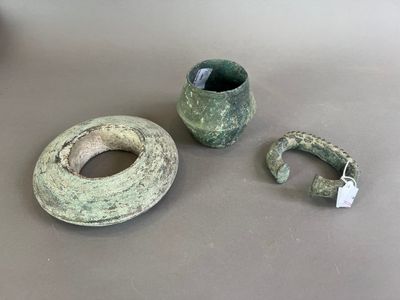 deux pièces de poterie posées l'une à côté de l'autre sur une table