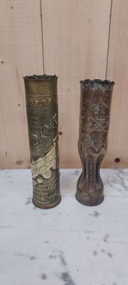 deux vases posés l'un à côté de l'autre sur une table