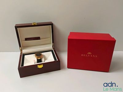 une image représentant une boîte rouge contenant une montre