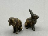 paire de figurines en bronze représentant un lapin et un chien