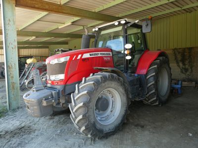 un tracteur garé dans un garage