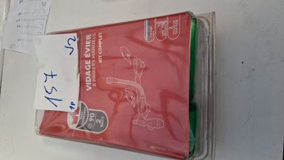 un dossier rouge orné d'un autocollant, posé sur une table