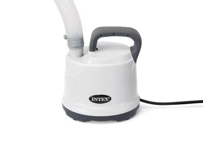 une image représentant un aspirateur blanc et gris muni d'un tuyau
