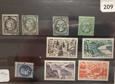 une vitrine sur laquelle sont exposés de nombreux timbres