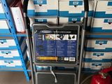 un chariot posé devant une pile de cartons