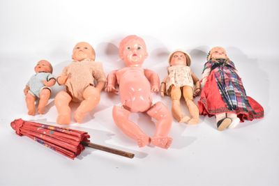 beaucoup de poupées assises sur une table