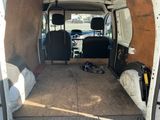 une camionnette blanche garée sur un terrain