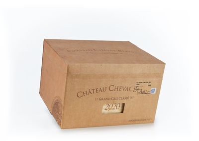 une boîte en carton sur laquelle est collée une étiquette portant l'inscription « Château Cheval »
