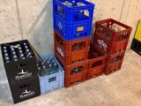 de nombreuses caisses de bière alignées les unes à côté des autres sur le sol