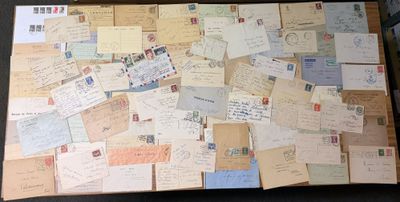 une valise remplie de lettres et de cartes postales posée sur une table