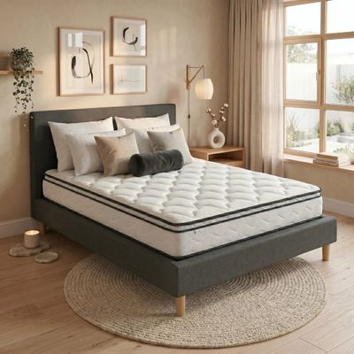 un lit sur lequel est posé un matelas dans une pièce