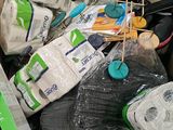 une boîte en carton remplie de papier toilette et d'autres articles ménagers