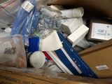 une boîte en carton remplie d'objets posés sur le sol