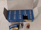 une boîte de cigarettes posée sur une table à côté d'une autre boîte de cigarettes