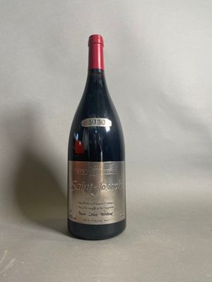 une bouteille de vin posée sur une table