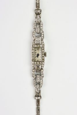 une photo d'une montre-bracelet pour femme sertie de diamants