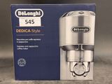 Emballage de la cafetière Delonghi Delicata Style dans sa boîte