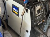 une machine posée par terre dans un garage